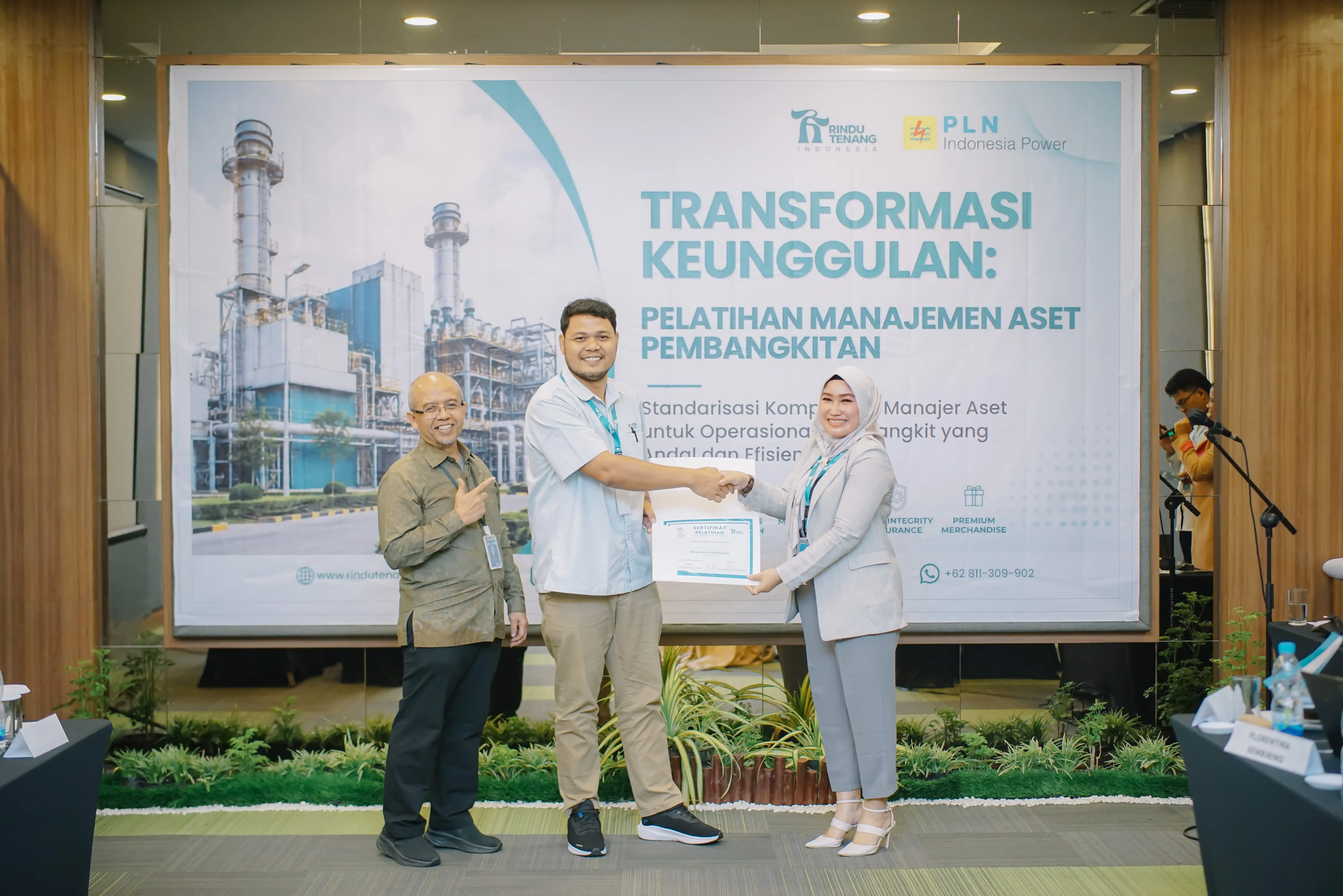 Penyerahan Sertifikat kepada peserta Pelatihan Aset Pembangkitan Batch 1
